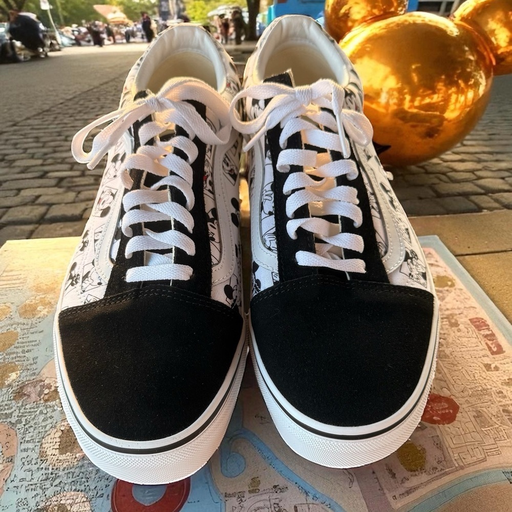New Vans Men’s Old Skool Size 10 Many Faces of Mickey Mouse 100th Anniversary - Picture 4 of 11